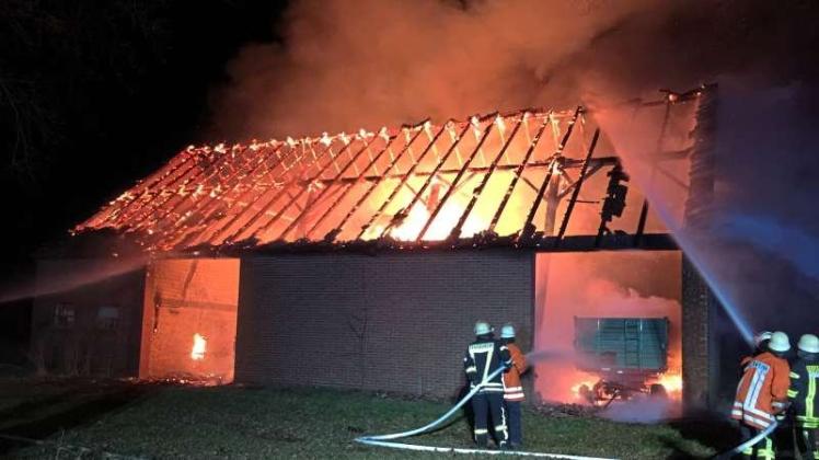 Im Voltlager Ortsteil Weese brannte eine Scheune, in der Stroh und Heu eingelagert war. 