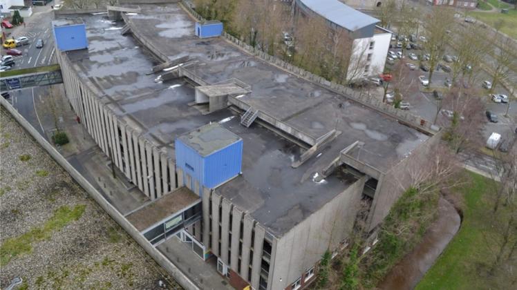 Das City-Parkhaus aus Perspektive des City-Centers: Nur rund zwei Drittel von 466 Stellplätzen sind aktuell nutzbar. Ob das Parkhaus künftig abgerissen oder saniert werden soll, ist weiter unklar. Archiv- Das City-Parkhaus aus Perspektive des City-Centers: Nur rund zwei Drittel von 466 Stellplätzen sind aktuell nutzbar. Ob das Parkhaus künftig abgerissen oder saniert werden soll, ist weiter unklar. Archiv-