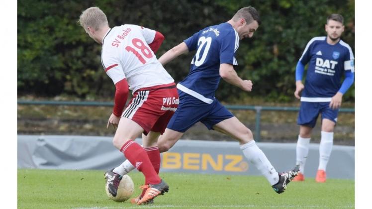 Jetzt nur nicht den Ball vergessen: Tur Abdins Artjom Prieb (rechts) gegen den Braker Dennis Plaus. Jetzt nur nicht den Ball vergessen: Tur Abdins Artjom Prieb (rechts) gegen den Braker Dennis Plaus.