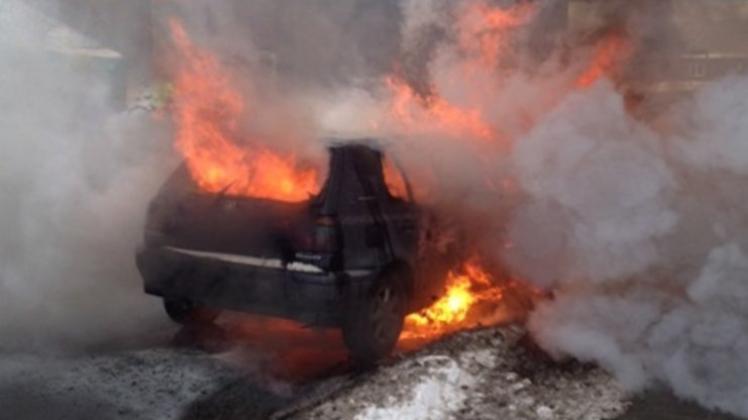 Ein Auto stand am Montagmittag in Flammen und musste später abgeschleppt werden. Verletzte gab es nicht. 