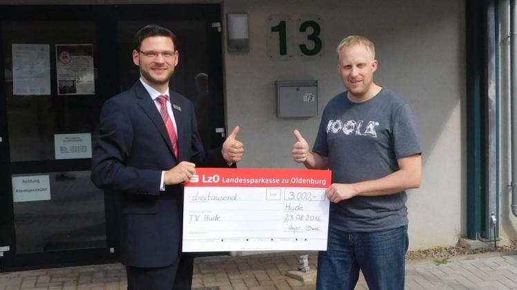 Spendenübergabe an den TV Hude für seine „Engagement-Förderung“: Stefan Kemper, Filialleiter der LzO Hude, überreichte einen 3000-Euro-Scheck an Felix Lingenau, Sportreferent des TV Hude. Spendenübergabe an den TV Hude für seine „Engagement-Förderung“: Stefan Kemper, Filialleiter der LzO Hude, überreichte einen 3000-Euro-Scheck an Felix Lingenau, Sportreferent des TV Hude.