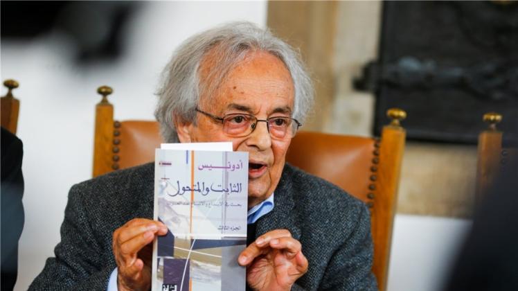 Der syrisch-libanesische Lyriker und Intellektuelle Adonis (Ali Ahmed Said Esber) zeigt das Buch, in dem er drei Artikel, in denen er -  über die iranische Revolution geschrieben hat, veröffentlicht wurden. 