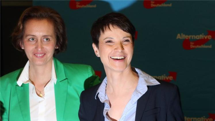Strahlende Sieger: die Vorsitzende Frauke Petry, und ihre Stellvertreterin Beatrix von Storch (l) auf der AfD-Wahlparty in Berlin. 