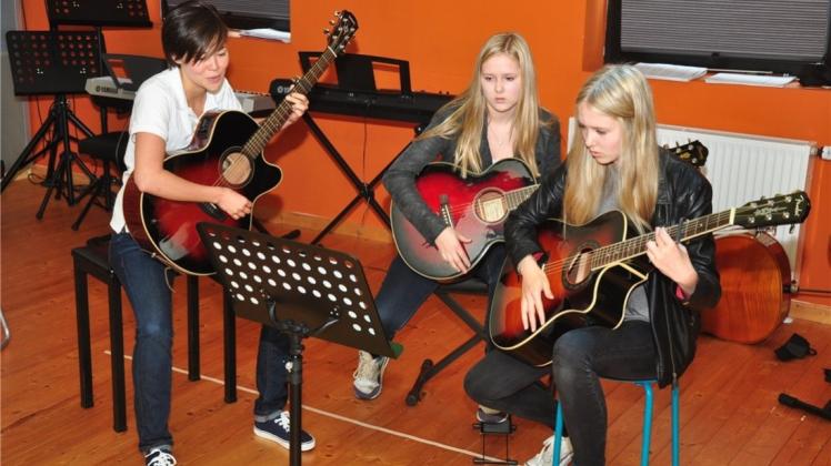 Auch die Gitarrenschülerinnen von Viviane Helms glänzten beim Tag der offenen Tür im Forum Musaik. 