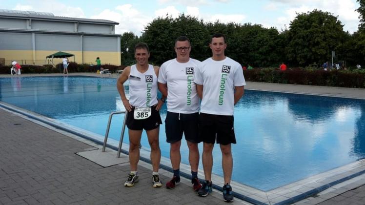 Zufrieden: Dieter Kreuzer, Andre Schnakenberg und Mirco Czienskowski (von links) haben beim 11. Schwarmer Familientriathlon den dritten Platz belegt. Zufrieden: Dieter Kreuzer, Andre Schnakenberg und Mirco Czienskowski (von links) haben beim 11. Schwarmer Familientriathlon den dritten Platz belegt.