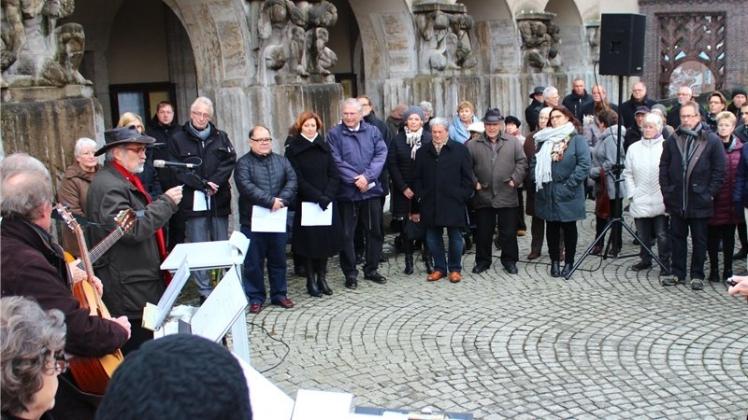 Die Gedenkfeier zur Reichspogrom fand kurzerhand vor dem Rathaus statt. 