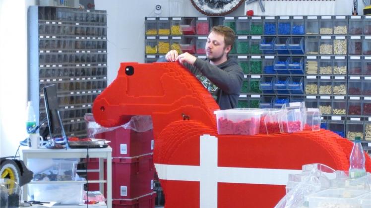 Die Ohren setzt Modellbauer Rene Hoffmeister noch auf den Kopf, dann ist das Legopferd bereit für den Ritt nach Hagen. 