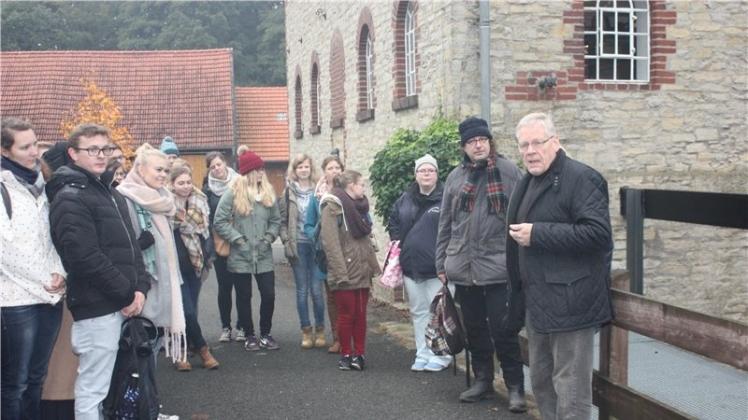 Auf der Dütebrücke der Mühle Bohle hieß Werner Schwentker (rechts) den Uni-Dozenten Christian Tepe und seine Studenten willkommen. 