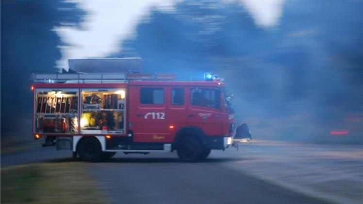 Die Feuerwehr im Einsatz: Durch Zufall entdeckten sie einen zweiten Brand. Symbolfoto: Christoph Assies Die Feuerwehr im Einsatz: Durch Zufall entdeckten sie einen zweiten Brand. Symbolfoto: Christoph Assies