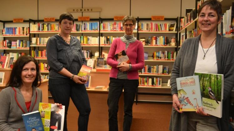Lesekultur und mehr:: (von links) Anja Janzen, Marion Giron, Rita Claußen und Anja Bausen bedienen Huder Büchereikunden. 