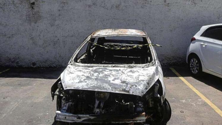Das ausgebrannte Auto, in dem die Leiche des Botschafters entdeckt wurde. 