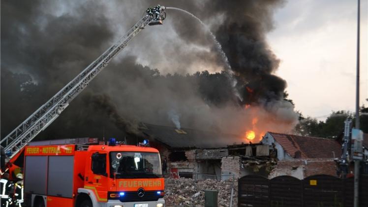 Dichter Rauch und Flammen aus dem Dachstuhl: Im ehemaligen Lindenhof ist am Freitagabend Feuer ausgebrochen. 