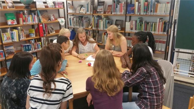 Bunte Runde: Der Feriensprachkurs für Flüchtlingskinder hat zweimal die Woche in der Hauptstelle der Stadtbibliothek stattgefunden. 