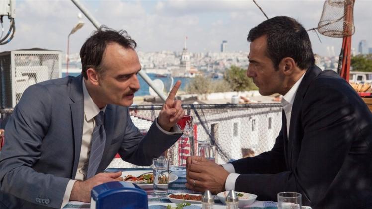 Mehmet Özakin (Erol Sander, re.) im Gespräch mit Sami Tarkan (Anatole Taubman), der für den türkischen Secret Service arbeitet. 