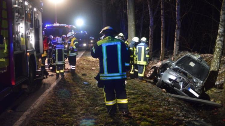 Feuerwehrleute helfen in Altmoorhausen bei der Bergung des Unfallopfers. 
