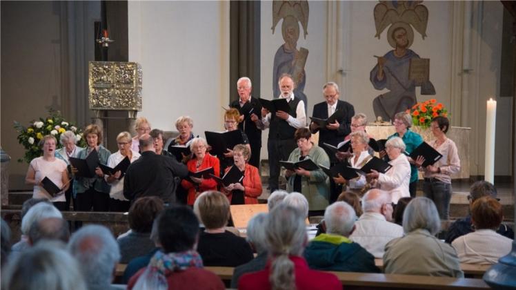 Eine gelungene Premiere: Die „Nacht der Kirchenmusik“, hier mit der Kantorei St. Katharinen Schönemoor in der St.-Marien-Kirche, lockte auf Anhieb viele Zuschauer an. 