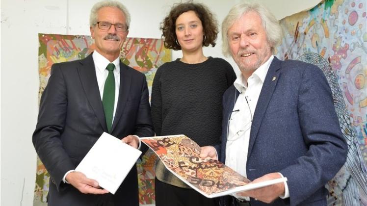 Freuen sich über ihre neue Publikation: Harald Lesch, Vorstandsvorsitzender der VR-Stiftung, die Künstlerin und aktueller HWK-Fellow Nadira Husain sowie HWK-Rektor Reto Weiler (von links). 