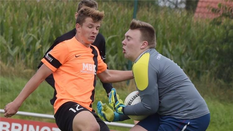 Augen zu und durch: Ganderkesees Torwart Marvin Ksiezyk fängt diesen Ball vor dem SG-Doppeltorschützen Kevin Schewiola ab. Augen zu und durch: Ganderkesees Torwart Marvin Ksiezyk fängt diesen Ball vor dem SG-Doppeltorschützen Kevin Schewiola ab.