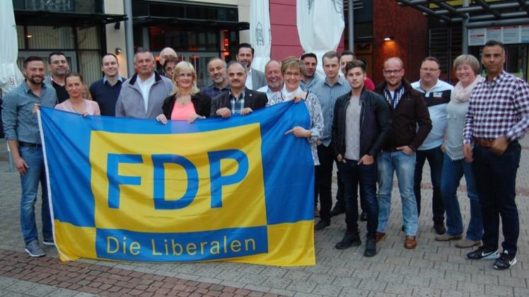 Nur die Hälfte der am Montag versammelten potenziellen FDP-Kandidaten für die Kommunalwahl gehört der Partei an. Murat Kalmis (rechts), Fraktionsvorsitzender im Stadtrat, hat die meisten der neuen Bewerber in Gesprächen ermuntert, sich stärker als bislang politisch zu engagieren. 