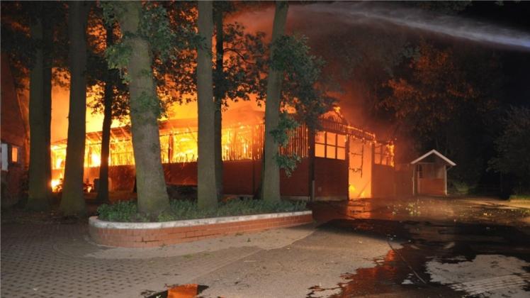Lichterloh brannte das Wirtschaftsgebäude beim Eintreffen der Feuerwehr. 