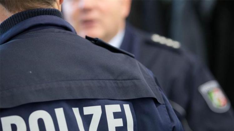 Bei einem Polizeieinsatz in einer Flüchtlingsunterkunft in Warburg soll es zu verbalen und körperlichen Auseinandersetzungen zwischen Polizisten und Flüchtlingen gekommen sein. 