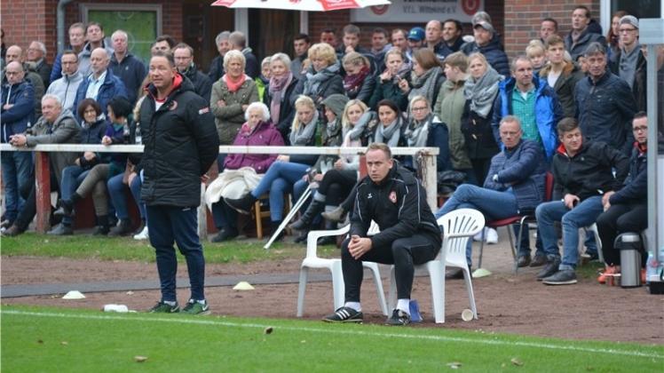 Zufrieden mit einem Punkt beim SC Melle: Die Wildeshauser Trainer Marcel Bragula (links) und Eike Bothe. Zufrieden mit einem Punkt beim SC Melle: Die Wildeshauser Trainer Marcel Bragula (links) und Eike Bothe.