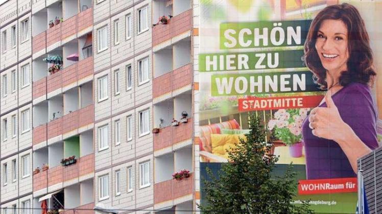 Werbeplakat an der Fassade eines Wohnhauses in Magdeburg: Vor allem in Großstädten, Ballungsgebieten und Universitätsstädten steigen die Mieten weiter. 