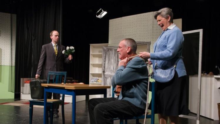 Das Amateur-Ensemble des Niederdeutschen Theaters Delmenhorst (NTD) überzeugte bei der Premiere von „Döör an Döör‘nanner“ im Kleinen Haus.. Das Amateur-Ensemble des Niederdeutschen Theaters Delmenhorst (NTD) überzeugte bei der Premiere von „Döör an Döör‘nanner“ im Kleinen Haus..