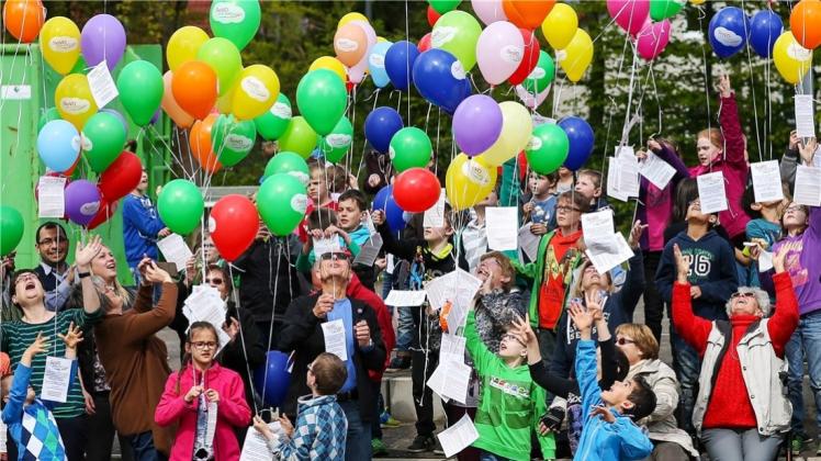 osnabr-cker-sch-ler-erinnern-mit-luftballons-an