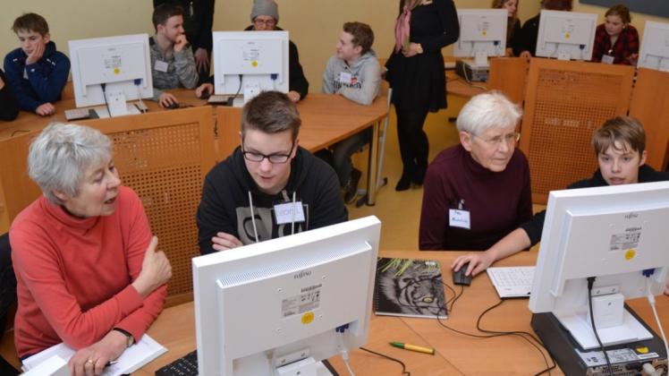 Die Schüler der siebten und achten Klasse der Schule am Habbrügger Weg haben Senioren am Montag beim Projekt „Ran an den Computer!“ des niedersächsischen Schulvereins „n-21“ und der Sparkassen den Start in die Arbeit mit dem PC erleichtert. 