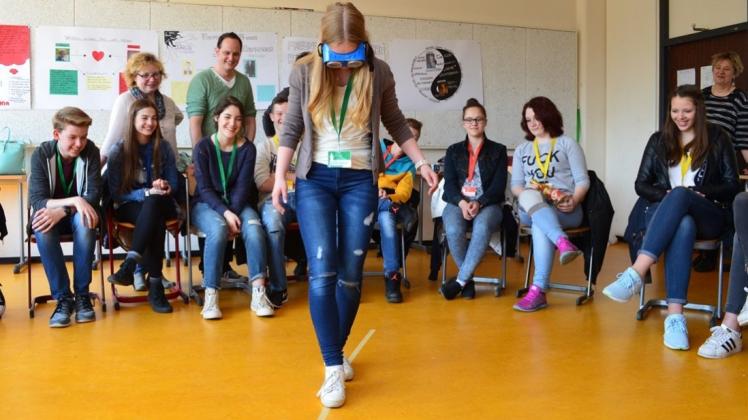 Mit Promille-Brille durch den Raum: Neuntklässlerin Leonie versucht vor ihren Klassenkameraden, so gerade wie möglich zu laufen. 
