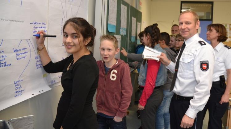 Die Schüler der 6c der Oberschule Ganderkesee wurden beim Präventionsprojekt am Freitag über Cybermobbing und Maßnahmen, sich dagegen zu schützen, von Sebastian Nitsch und Simone Hemken von der Polizei (rechts) aufgeklärt. Die Schüler der 6c der Oberschule Ganderkesee wurden beim Präventionsprojekt am Freitag über Cybermobbing und Maßnahmen, sich dagegen zu schützen, von Sebastian Nitsch und Simone Hemken von der Polizei (rechts) aufgeklärt.