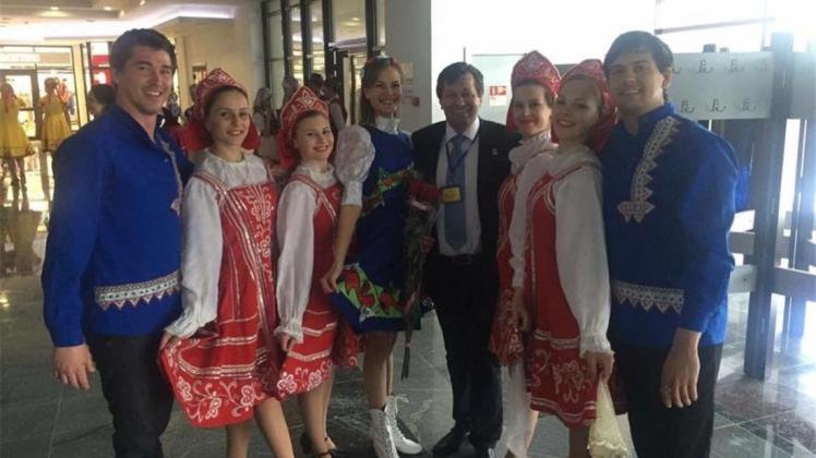 Beim Fest der Kulturen auf der Krim traf der Quakenbrücker Kommunalpolitiker Andreas Maurer auch mit Einheimischen in Landestracht zusammen. 