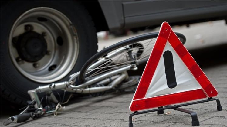 Ein Lastwagenfahrer übersah am Mittwoch in Delmenhorst eine Radfahrerin und erfasste die Frau. Symbolfoto: Arno Burgi/dpa Ein Lastwagenfahrer übersah am Mittwoch in Delmenhorst eine Radfahrerin und erfasste die Frau. Symbolfoto: Arno Burgi/dpa