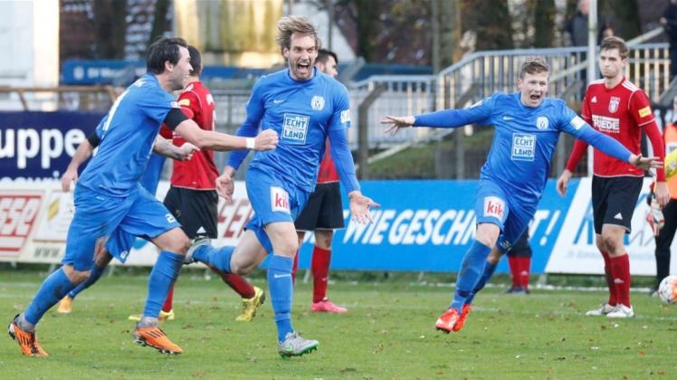 So bejubelte Dennis Geiger (Mitte) am 22. November 2015 sein Tor gegen Lüneburg, das zur Wahl stand beim Tor des Monats. Mit ihm freuten sich Jens Robben und Mirco Born. 