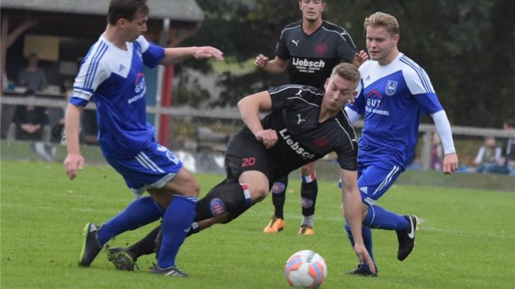 Wollen an diesem Freitag beim STV Wilhelmshaven punkten: die Bezirksliga-Fußballer des FC Hude um Alexander Schmidt (Mitte). 