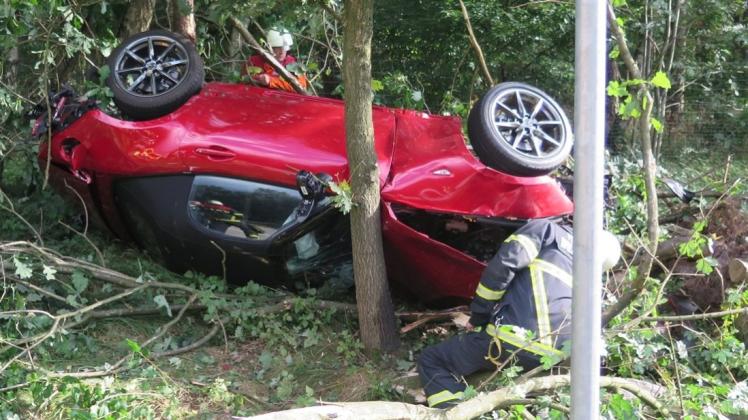 Das Auto des Stuhrers landete bei dem Unfall auf der Autobahn 1 in einer Baumgruppe. 