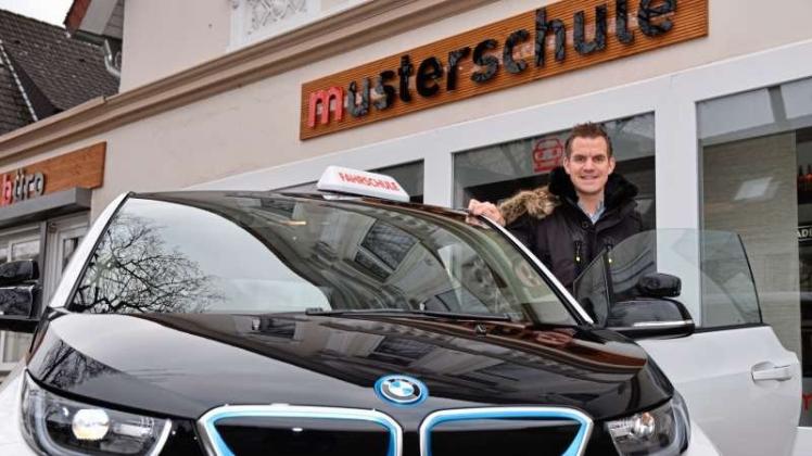 Erik Weißbrodt bietet in seiner „musterschule“ ab Januar den „Smart Green Tarif“ an. Dabei kommt dasE-Auto, ein BMW i3, zum Einsatz. 