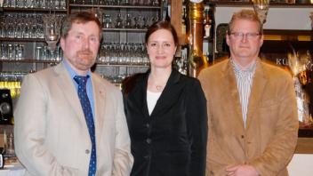 Landvolk-Ortsvorsitzender Heinrich Kramer (links) begrüßte Sandra Kühle und Friedrich Willms als Referenten des Abends. 