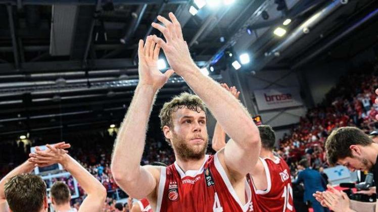 Nicolo Melli (m.) war mit 21 Punkten bester Schütze bei Bamberg. Nicolo Melli (m.) war mit 21 Punkten bester Schütze bei Bamberg.
