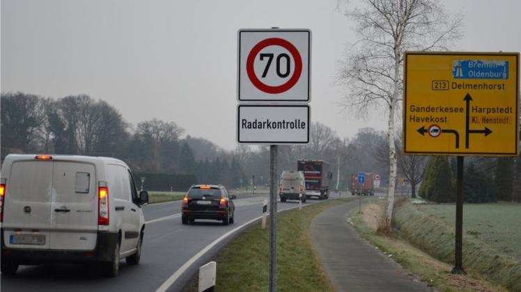 Hinweistafeln weisen auf die neue Regelung auf der B213 hin. Hinweistafeln weisen auf die neue Regelung auf der B213 hin.