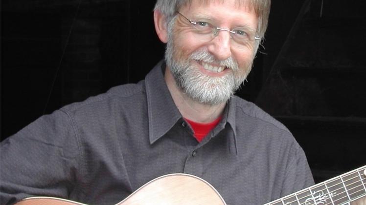Der Liedermacher Jan Cornelius wird am 28. Oktober zu einem plattdeutschen Konzertabend in Stenum erwartet. Der Liedermacher Jan Cornelius wird am 28. Oktober zu einem plattdeutschen Konzertabend in Stenum erwartet.