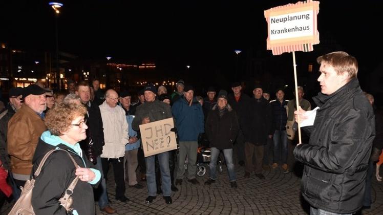Demo vor dem Delmenhorster Rathaus für eine Neuplanung des Krankenhaus-Standorts: Sascha Bernhard (rechts) hatte die Versammlung initiiert. 