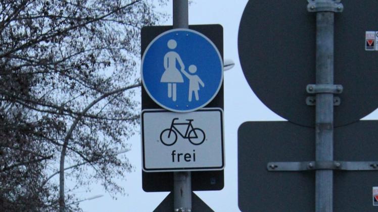 Bei dieser Beschilderung können Radfahrer in der Gemeinde Ganderkesee künftig entscheiden, ob sie auf der Straße oder dem Fußweg fahren wollen. 