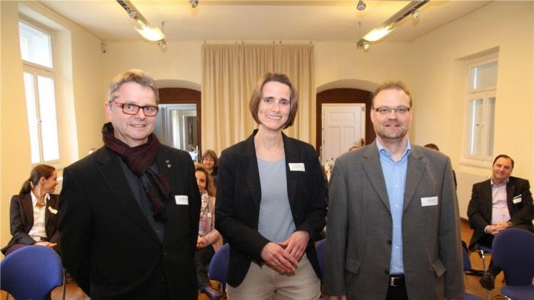 Hans-Jürgen Klumpe von „Wir für Wallenhorst“ (links), Coach Uta Schrader und Wirtschaftsförder Frank Jansing von der Gemeinde Wallenhorst beim zweiten Wirtschaftstalk. 