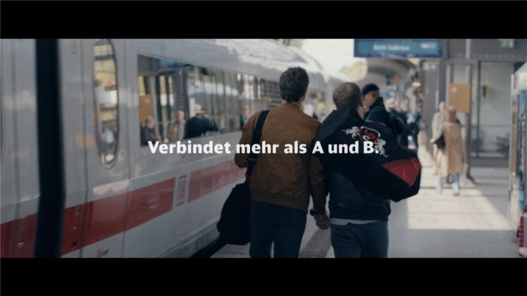 Ein Video-Standbild aus dem neuen Werbe-Spot der Deutschen Bahn zeigt ein schwules Paar auf einem Bahnhof und den Text „Verbindet mehr als A und B.“ Ein Video-Standbild aus dem neuen Werbe-Spot der Deutschen Bahn zeigt ein schwules Paar auf einem Bahnhof und den Text „Verbindet mehr als A und B.“
