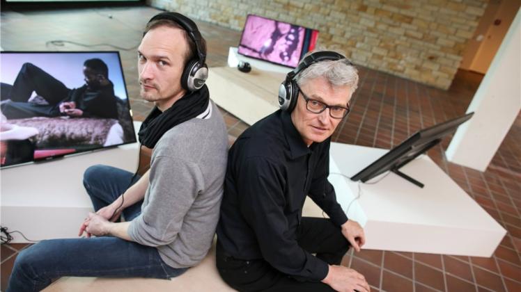 Schöne Inszenierung: Medienkünstler Franz Reimer (links) und Kurator Hermann Nöring haben die Ausstellung des Medienkunstfestivals in der Kunsthalle Osnabrück eingerichtet. 
