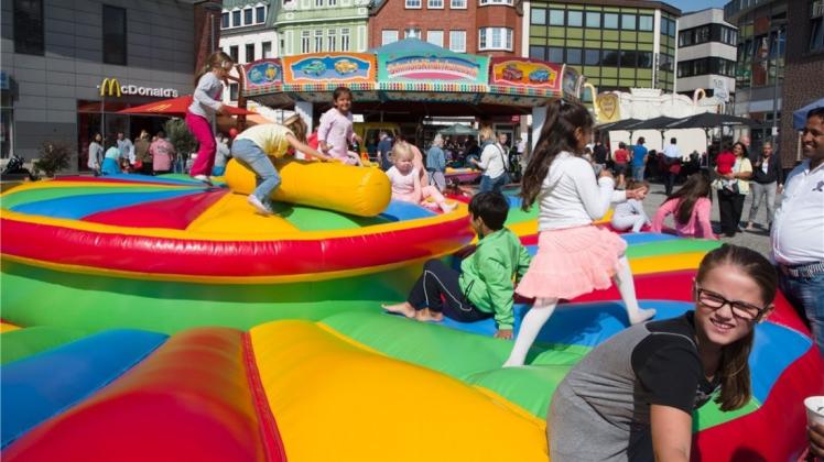 „Stars for Kids“ hat den Rathausplatz zum Kinderstadtfest in einen riesigen Spielplatz verwandelt. 