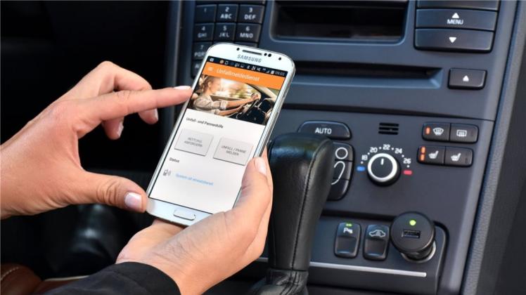 Eine App für Notfälle: Beim neuen Notruf-System der Kfz-Versicherer können Autofahrer nach einem Crash automatisch oder manuell die Retter verständigen. 

            
Foto:GDV