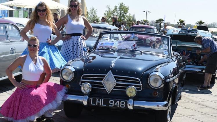 Das Kleid passend zum Auto: Fans mit einem Borgward 1800 Diesel, Baujahr 1959. 